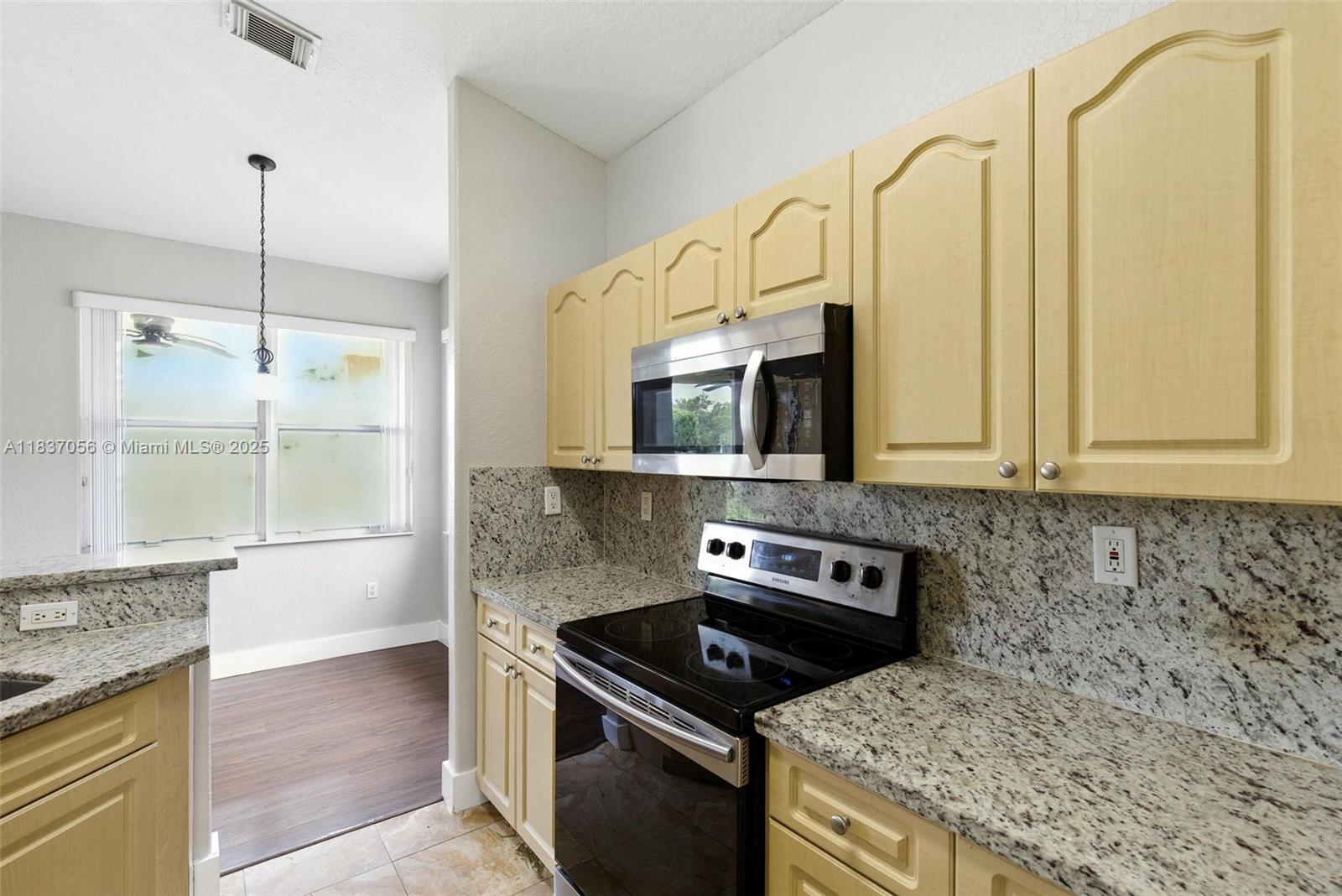 8899 NW 169th Ter, Hialeah, FL, 33018/$700,000 4 8899 NW 169th Ter