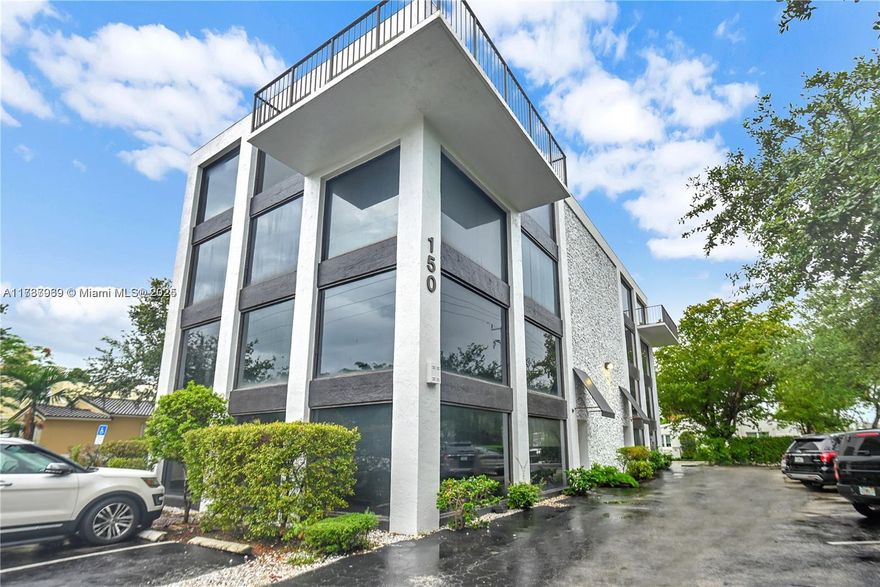 Boutique Office Building in Prime Location Ideal for professionals, this centrally located office space is near Downtown Fort Lauderdale, Port Everglades, Fort Lauderdale Hollywood International Airport, the Convention Center, beaches, City Hall, and the Clerk of Courts. Features: private office with floor to celling windows Common area include a conference room, Waiting Lobby, bathrooms and hallways 200 sq. ft.