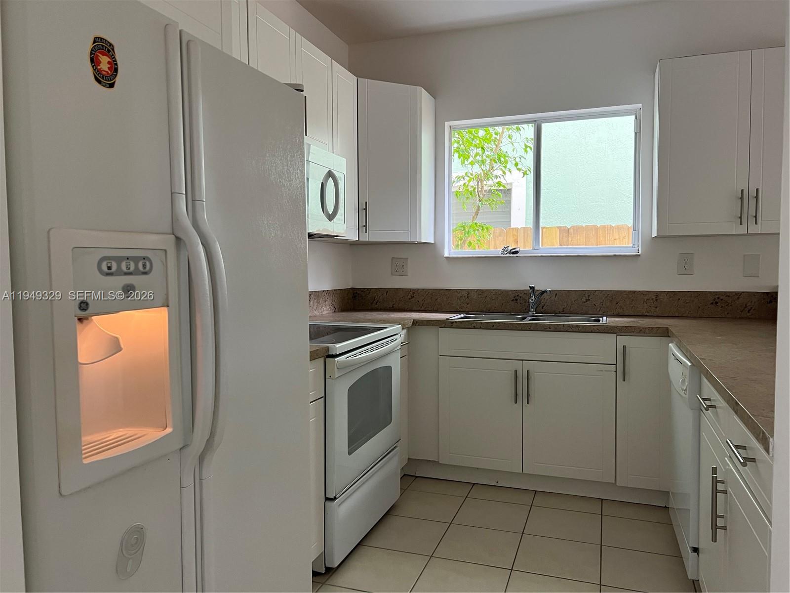 3334 NE 3rd Dr, Homestead, FL, 33033/$430,000 4 3334 NE 3rd Dr