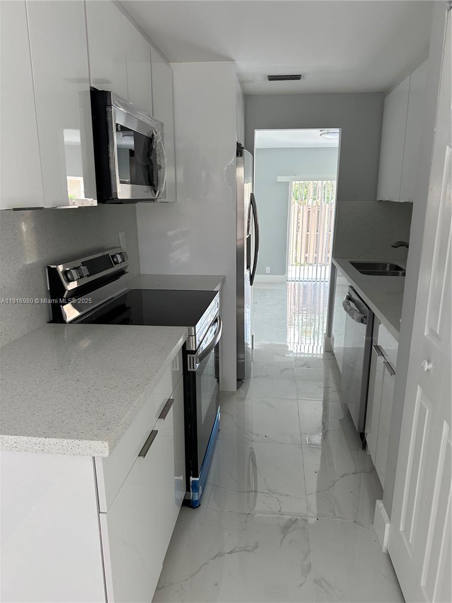 TOWNHOUSES AT JACARANDA C - Residential Lease