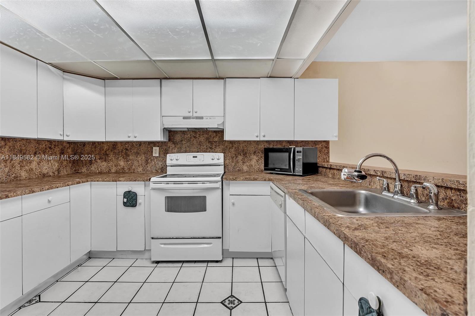 TOWNHOUSES AT NOVA - Residential Lease