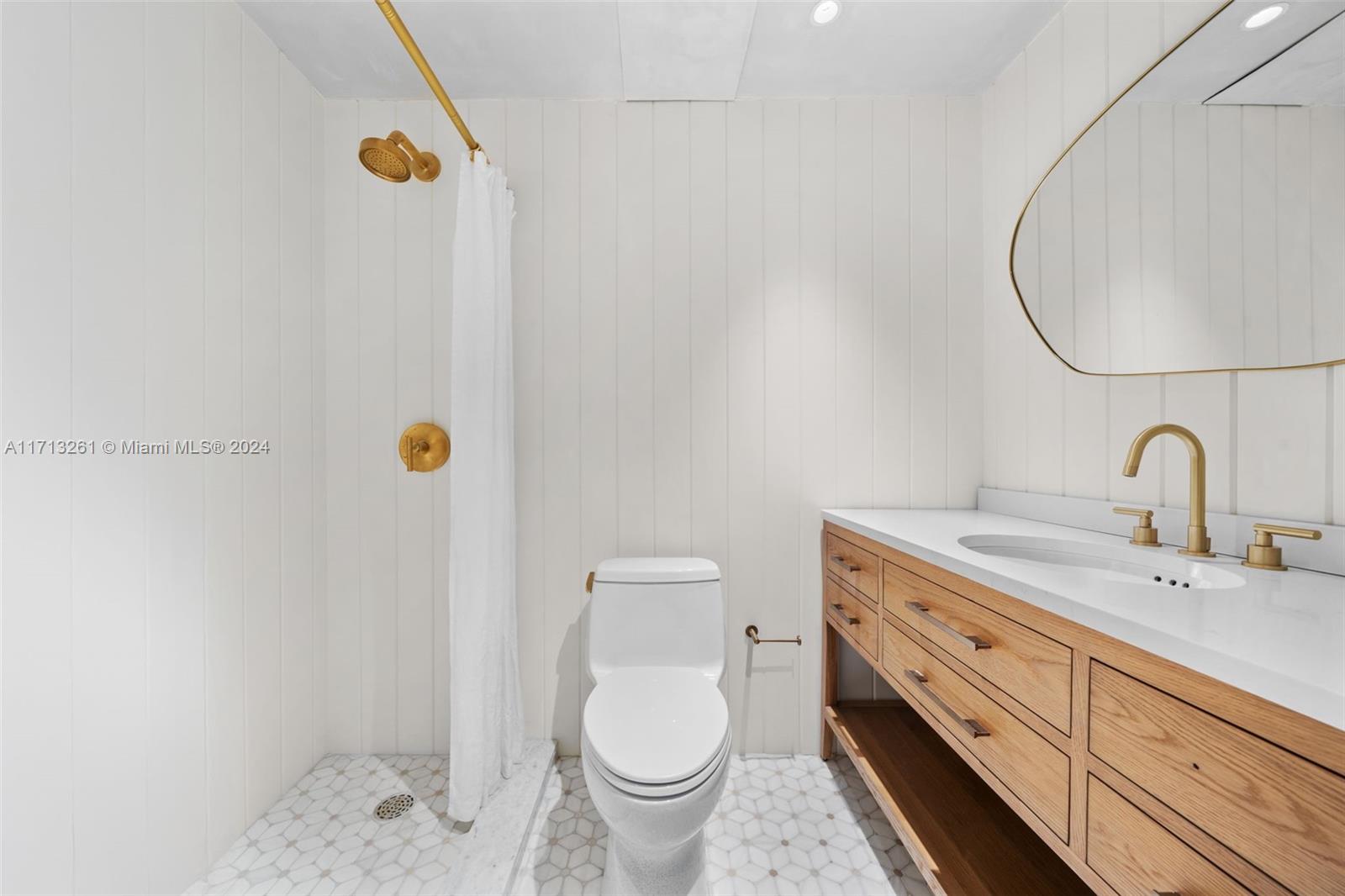 ISLAND HOUSE APT INC - CO - Residential