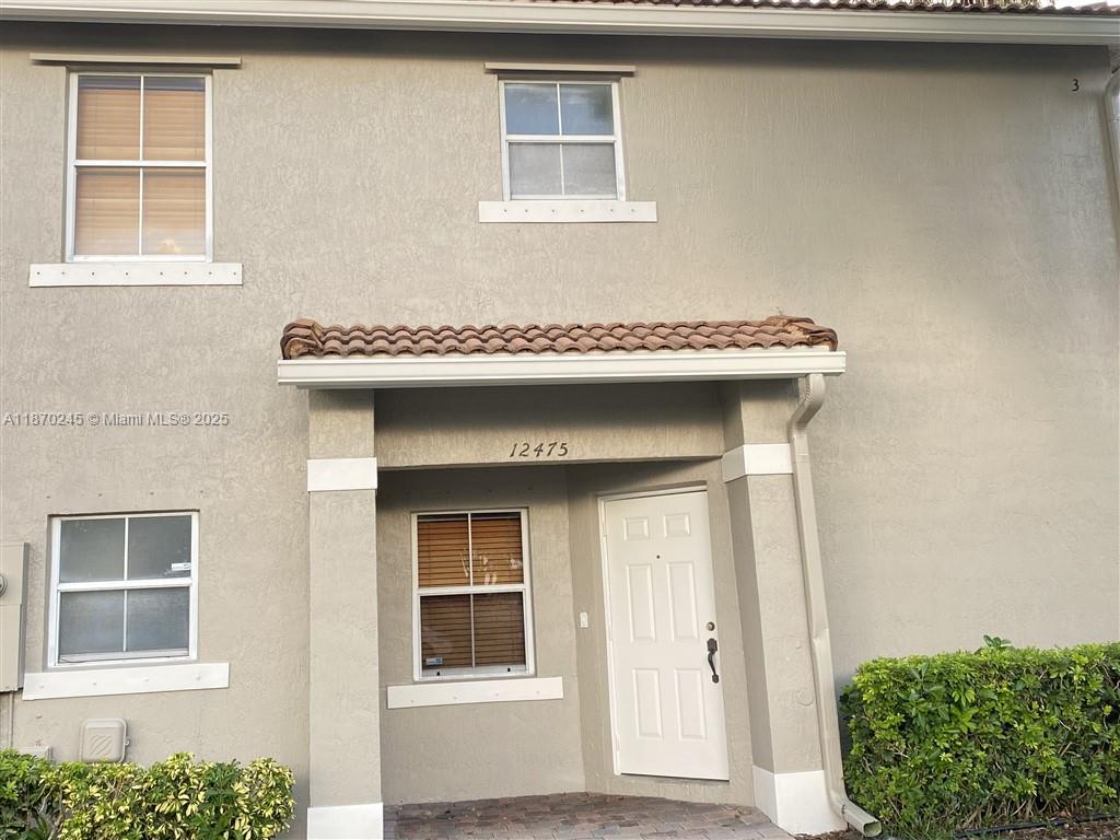 BEAUTIFUL TOWNHOME LOCATED IN MIRAMAR. THIS HOME HAS 3 BEDROOMS AND 2 1/2
BATHS. OPEN AND SPACIOUS ROOMS WITH OVER 1,400 SQUARE FEET OF LIVING AREA
AND A FENCED IN PATIO FOR PRIVACY WITH A DECK. TILE THROUGHOUT THE FIRST FLOOR AND WOOD LAMINATE ON THE SECOND FLOOR. CLOSE TO MAJOR HIGHWAYS, MALLS AND RESTAURANTS. WALKING DISTANCE TO CHARTER SCHOOL AND COMMUNITY POOL. FAST
ASSOCIATION APPROVAL AND READY TO MOVE IN. DONT MISS OUT, CALL TODAY!!
