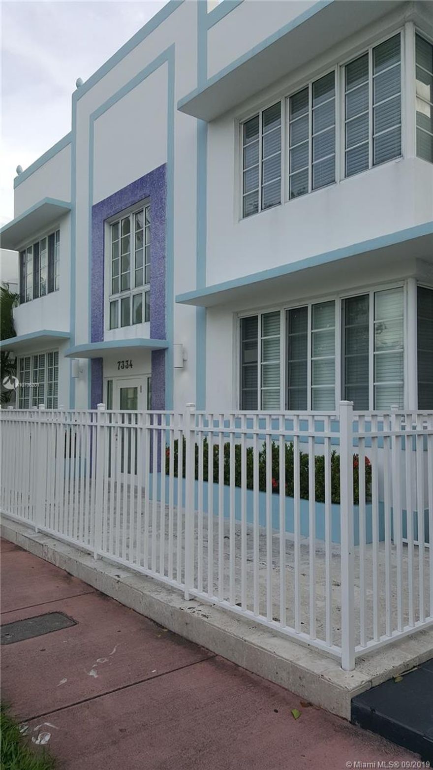 Impeccable apartment with marble floors in a quiet building. Bus at the door, one block from the beach with volleyball courts, park with tennis courts, supermarkets and Collins nightlife