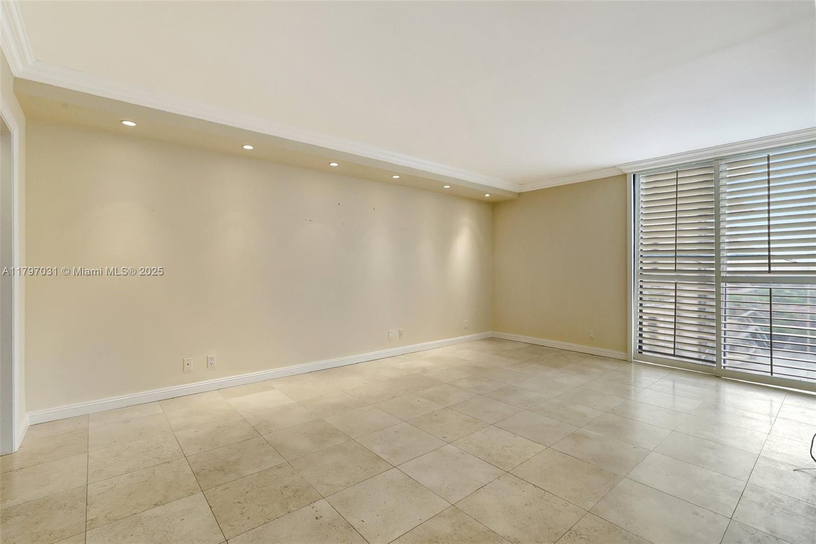 TURNBERRY ISLE SOUTH COND - Residential