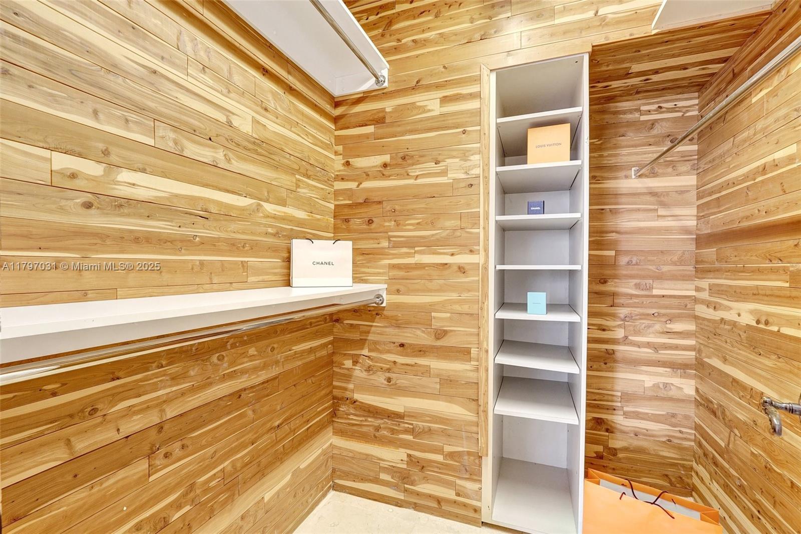 TURNBERRY ISLE SOUTH COND - Residential