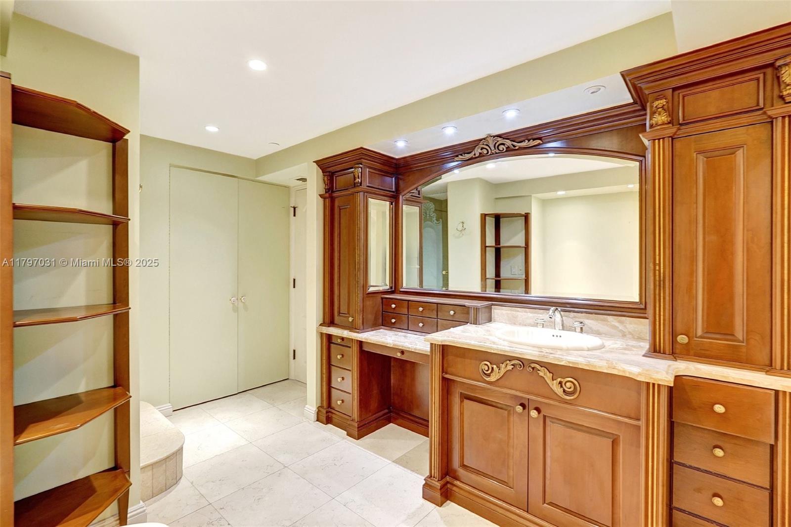 TURNBERRY ISLE SOUTH COND - Residential