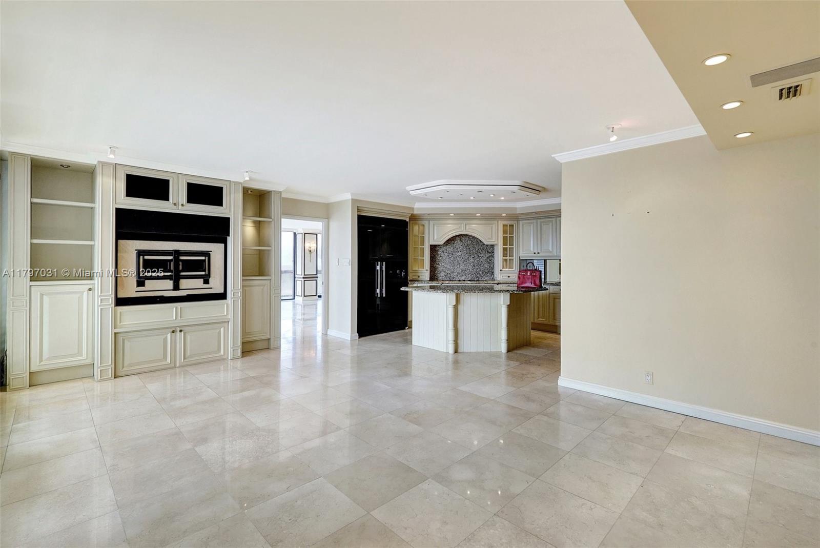 TURNBERRY ISLE SOUTH COND - Residential