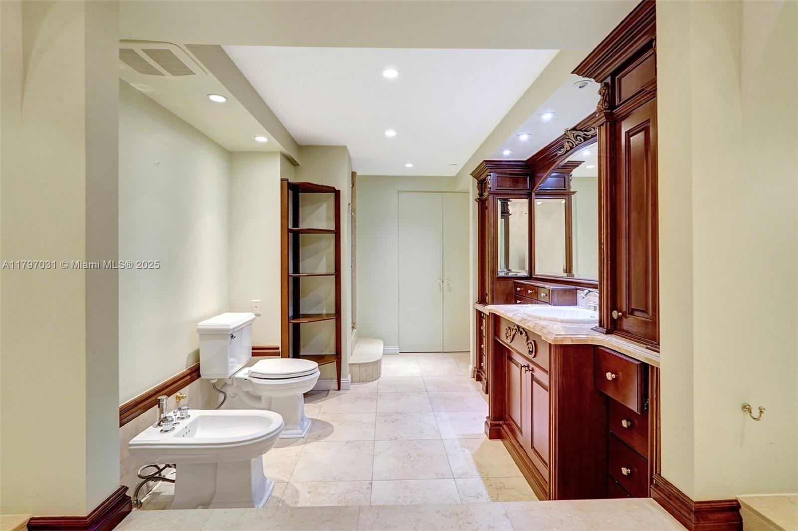 TURNBERRY ISLE SOUTH COND - Residential