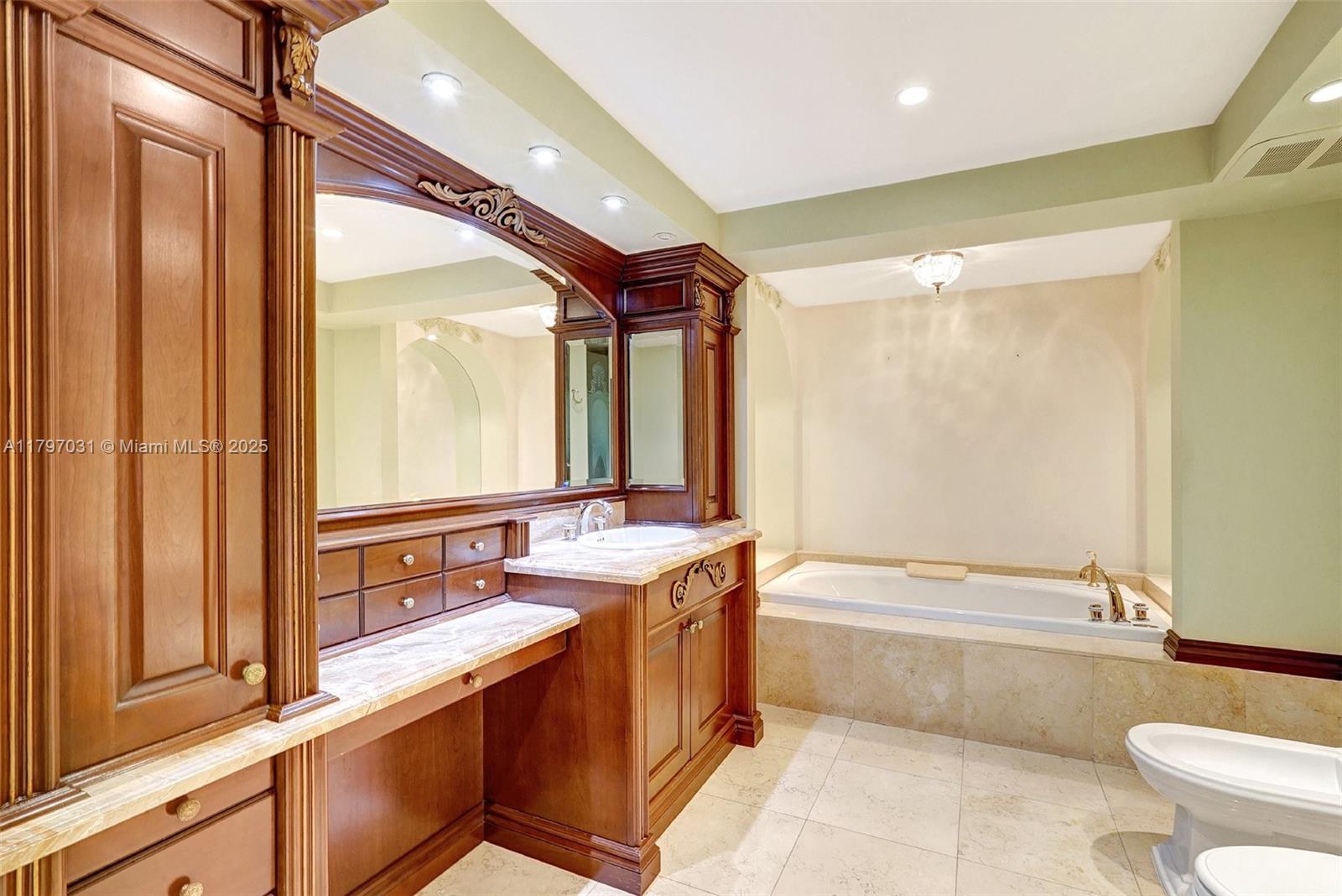 TURNBERRY ISLE SOUTH COND - Residential