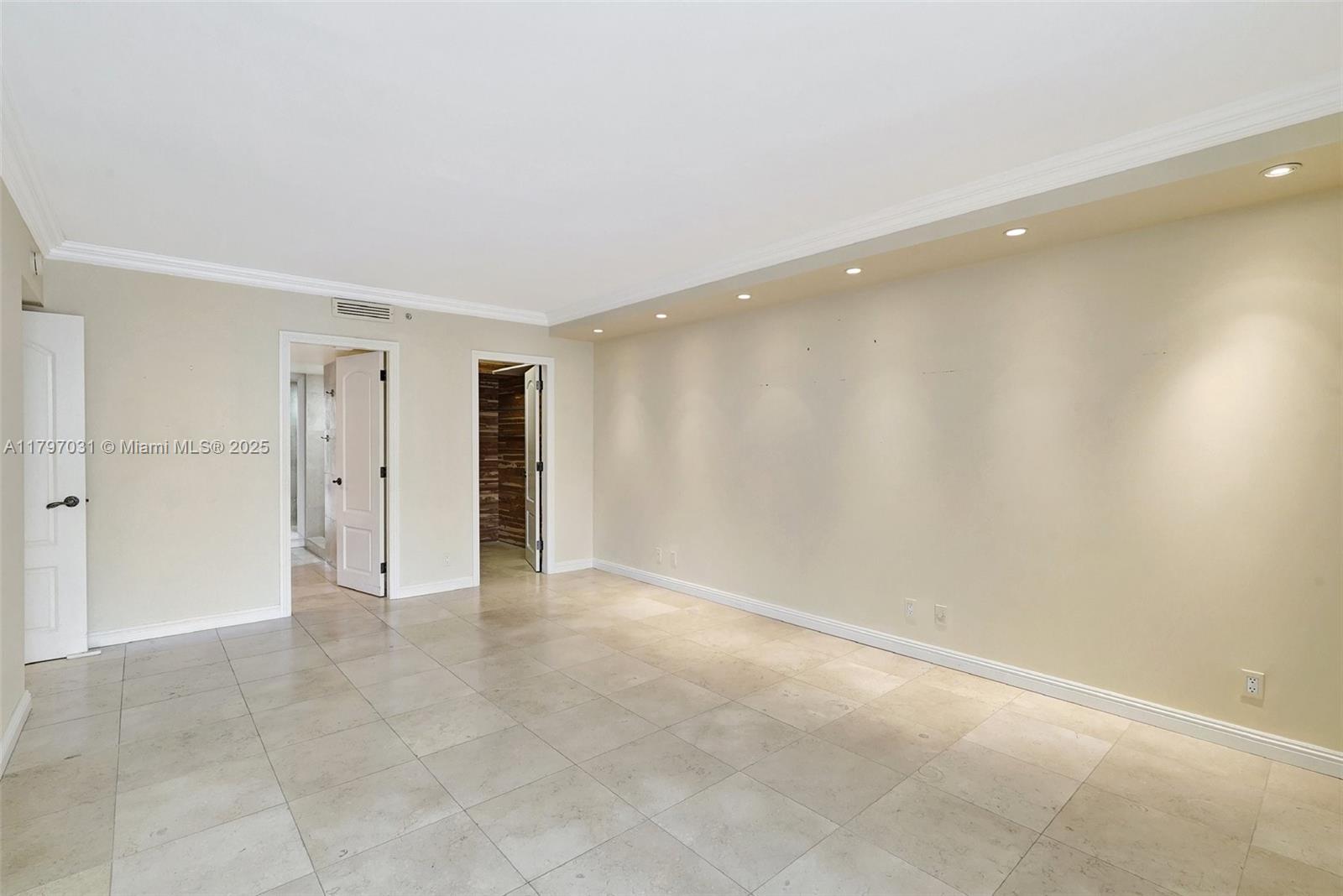 TURNBERRY ISLE SOUTH COND - Residential