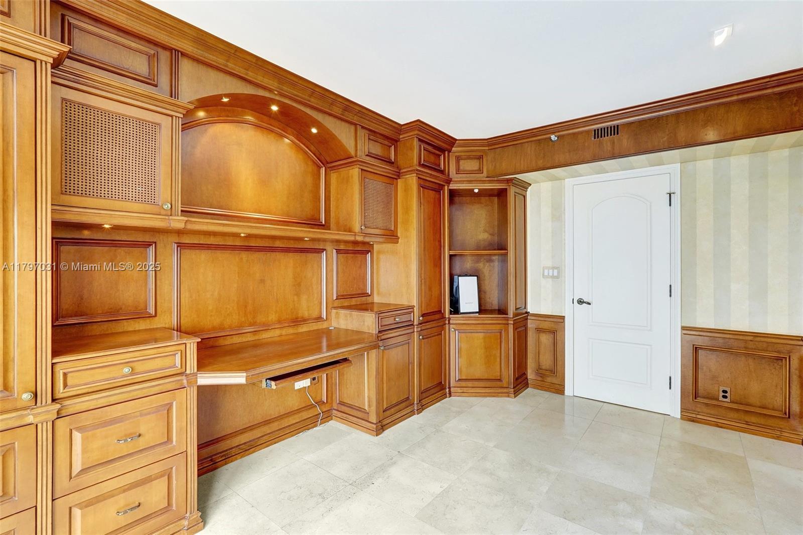 TURNBERRY ISLE SOUTH COND - Residential