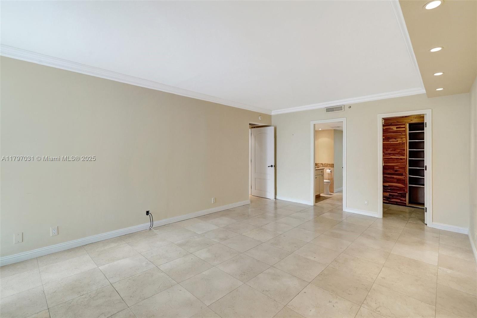 TURNBERRY ISLE SOUTH COND - Residential