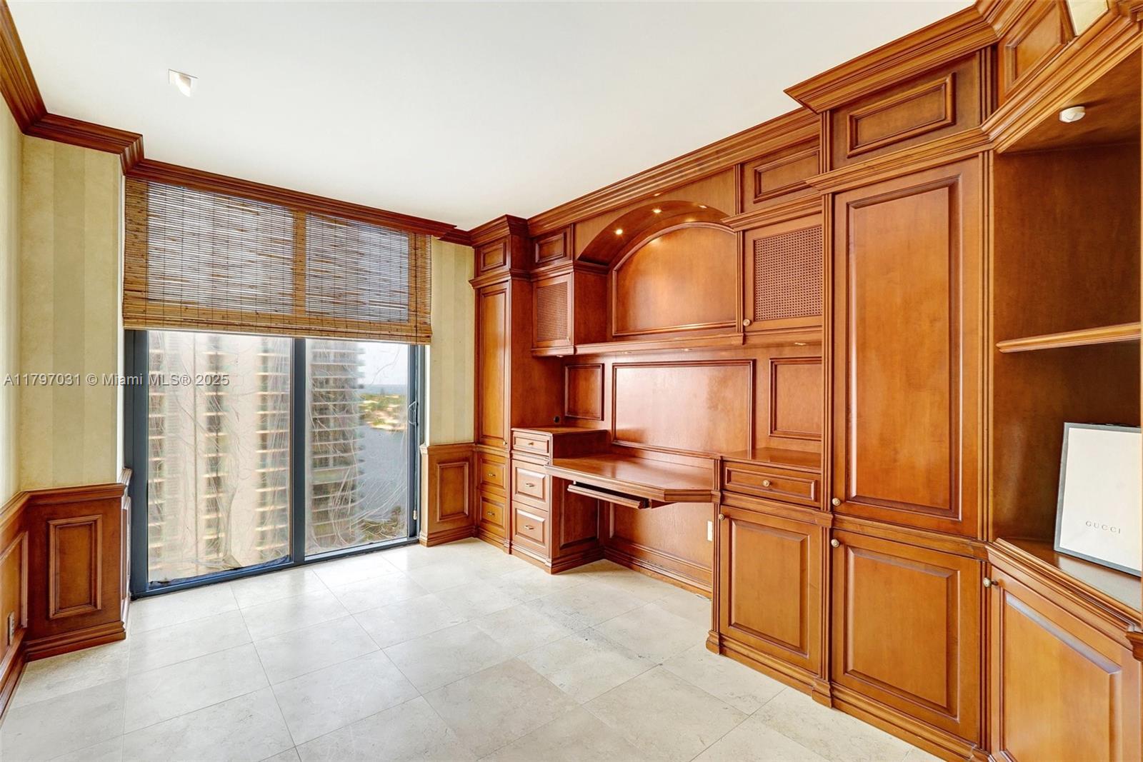 TURNBERRY ISLE SOUTH COND - Residential