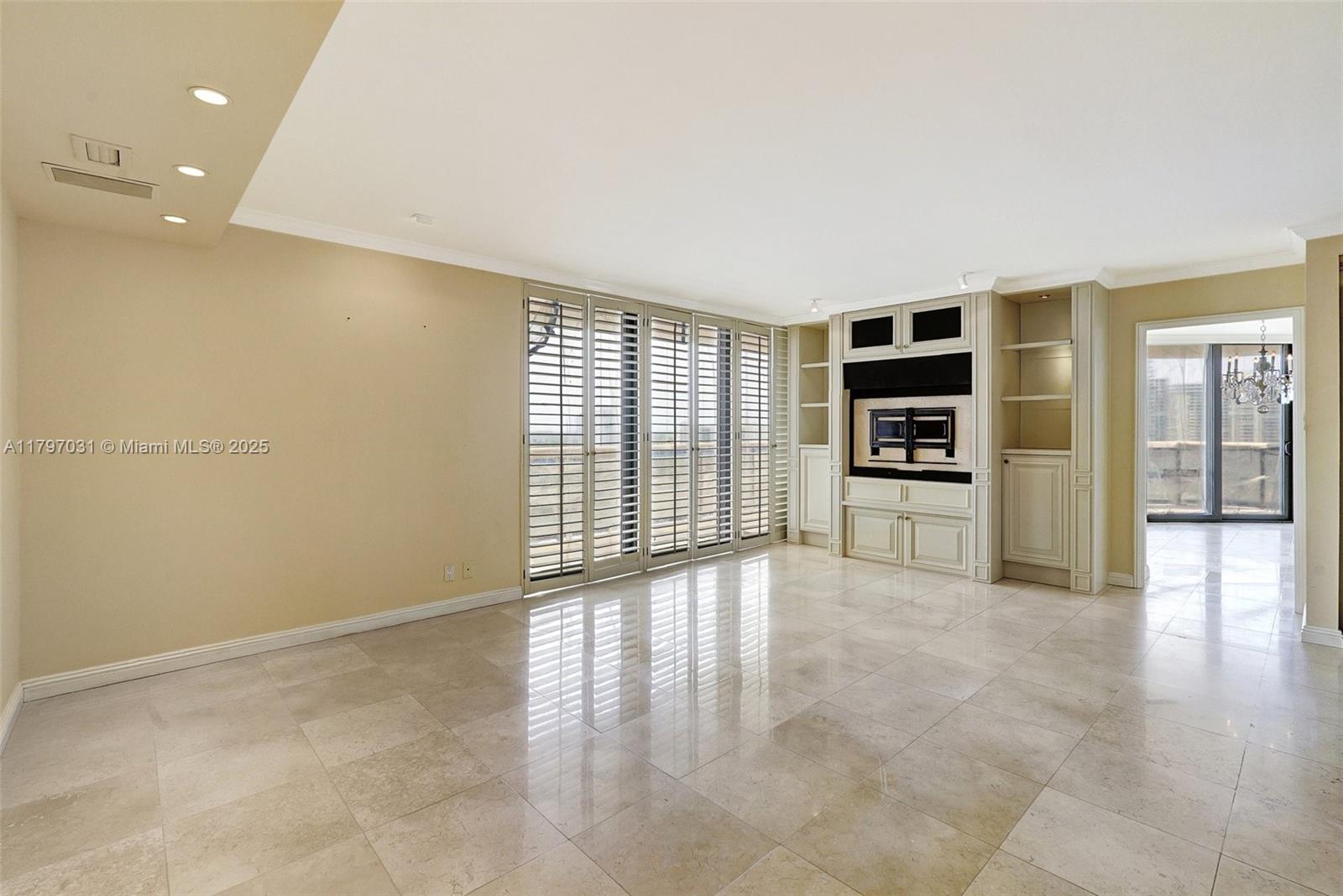 TURNBERRY ISLE SOUTH COND - Residential