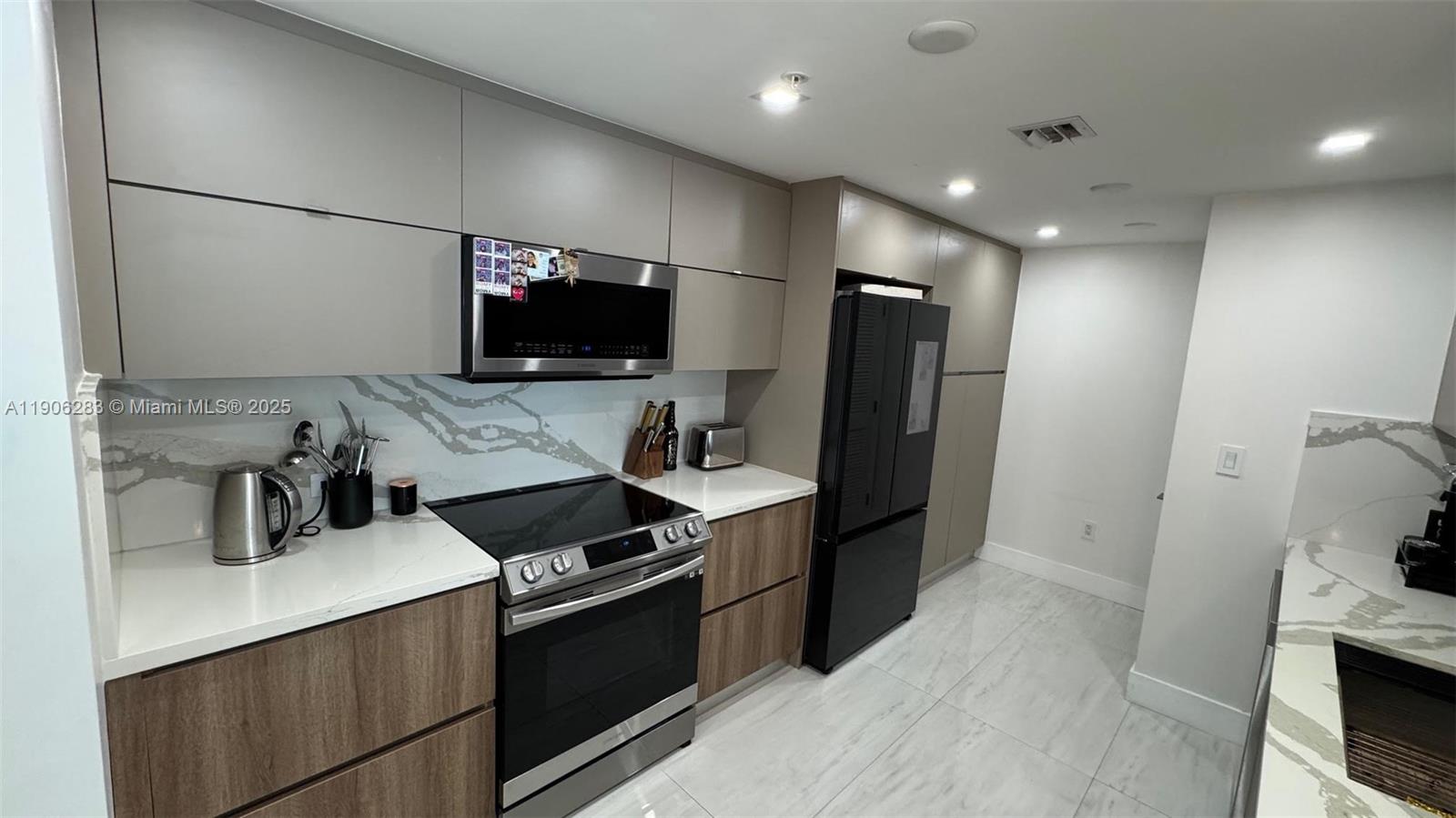 EASTSIDE AT AVENTURA COND - Residential Lease