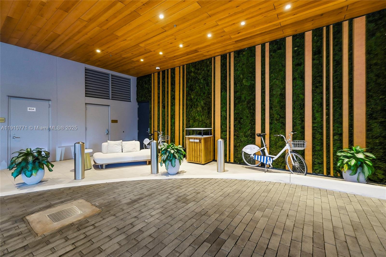 MR C RESIDENCES - Residential