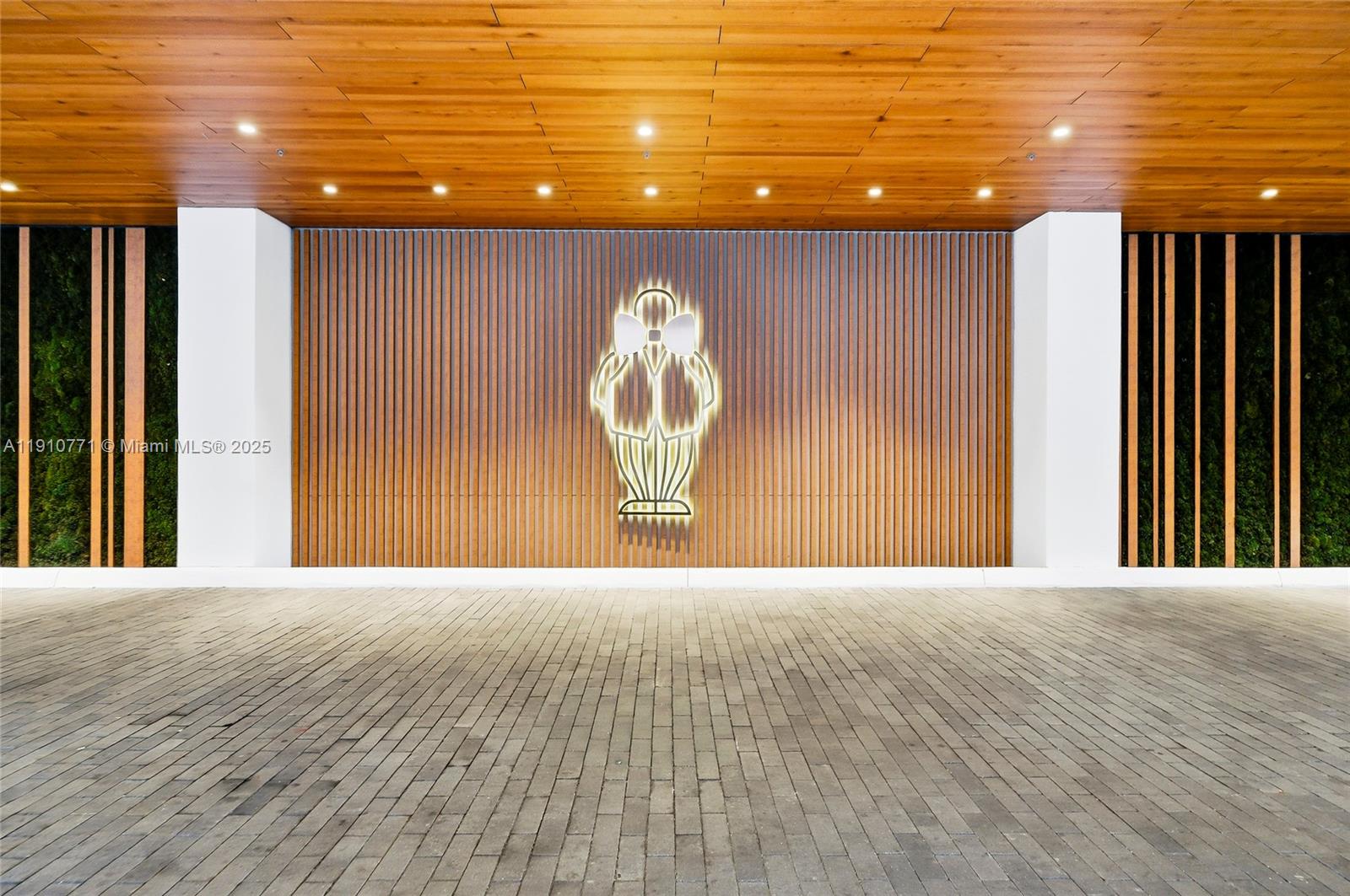 MR C RESIDENCES - Residential