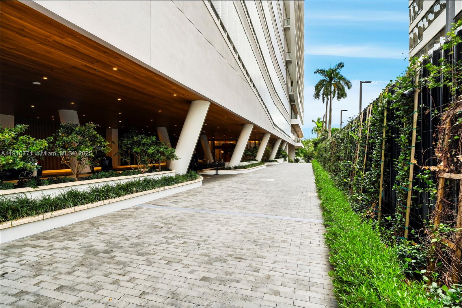 MR C RESIDENCES - Residential