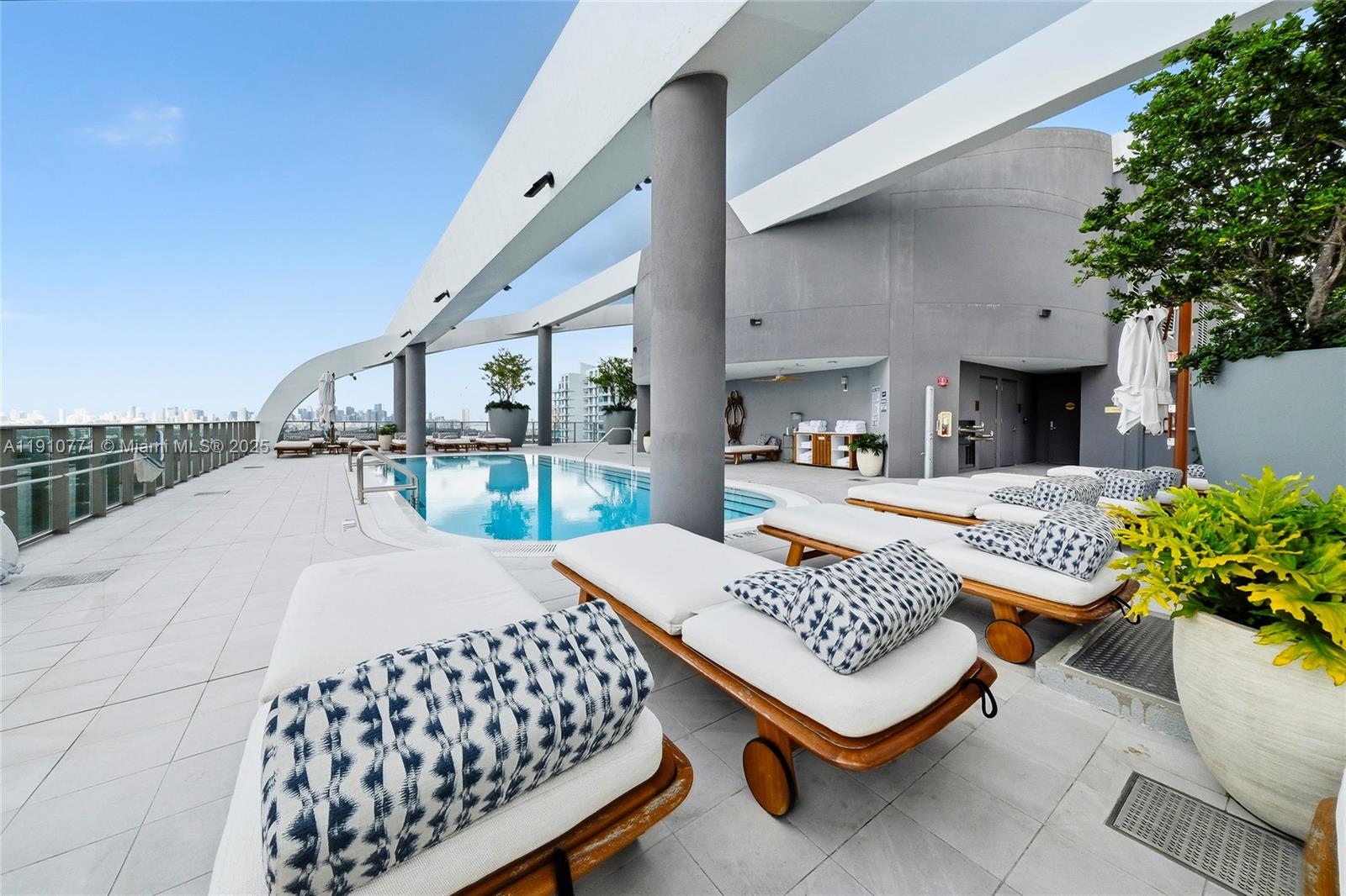 MR C RESIDENCES - Residential