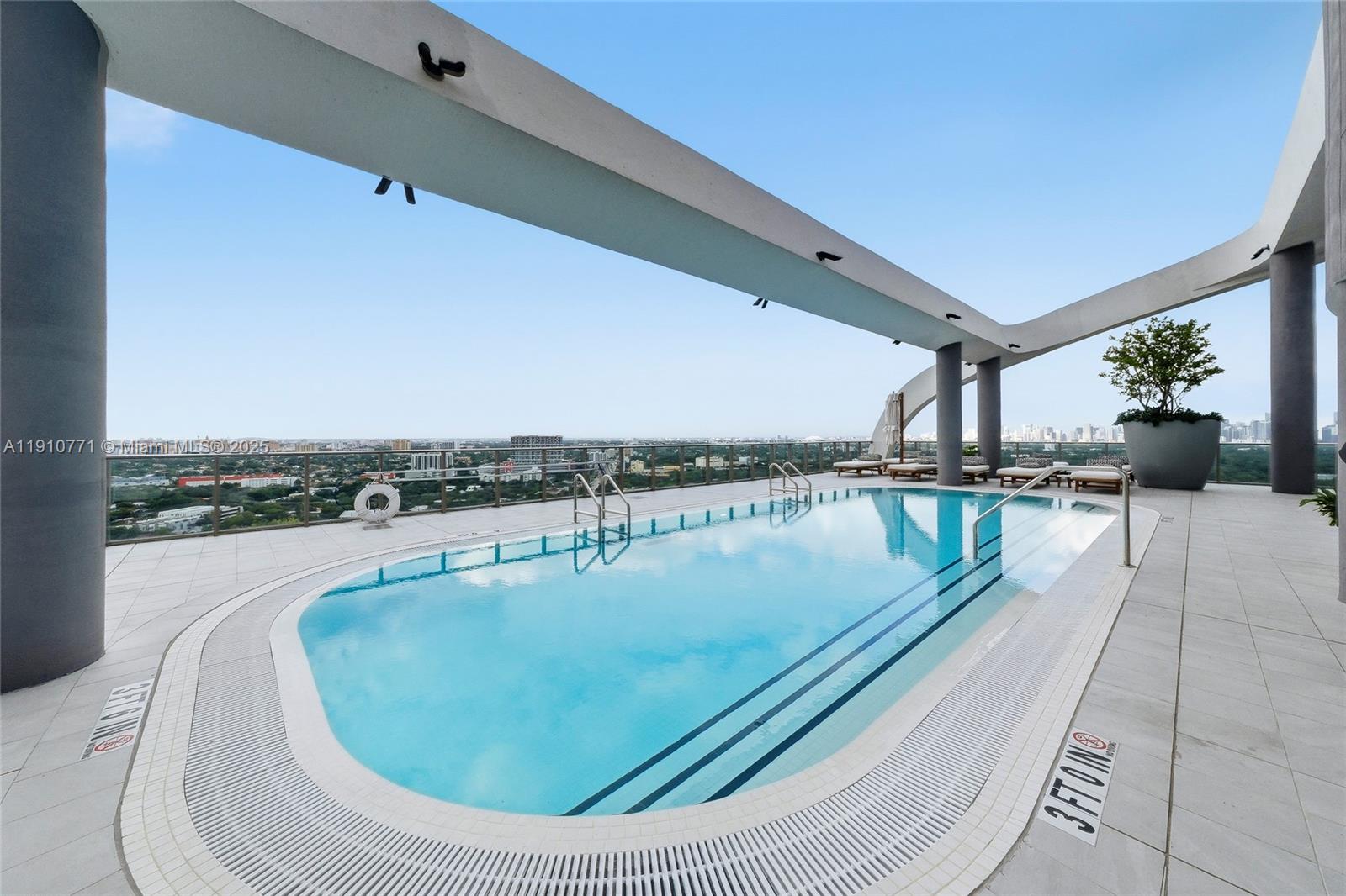 MR C RESIDENCES - Residential