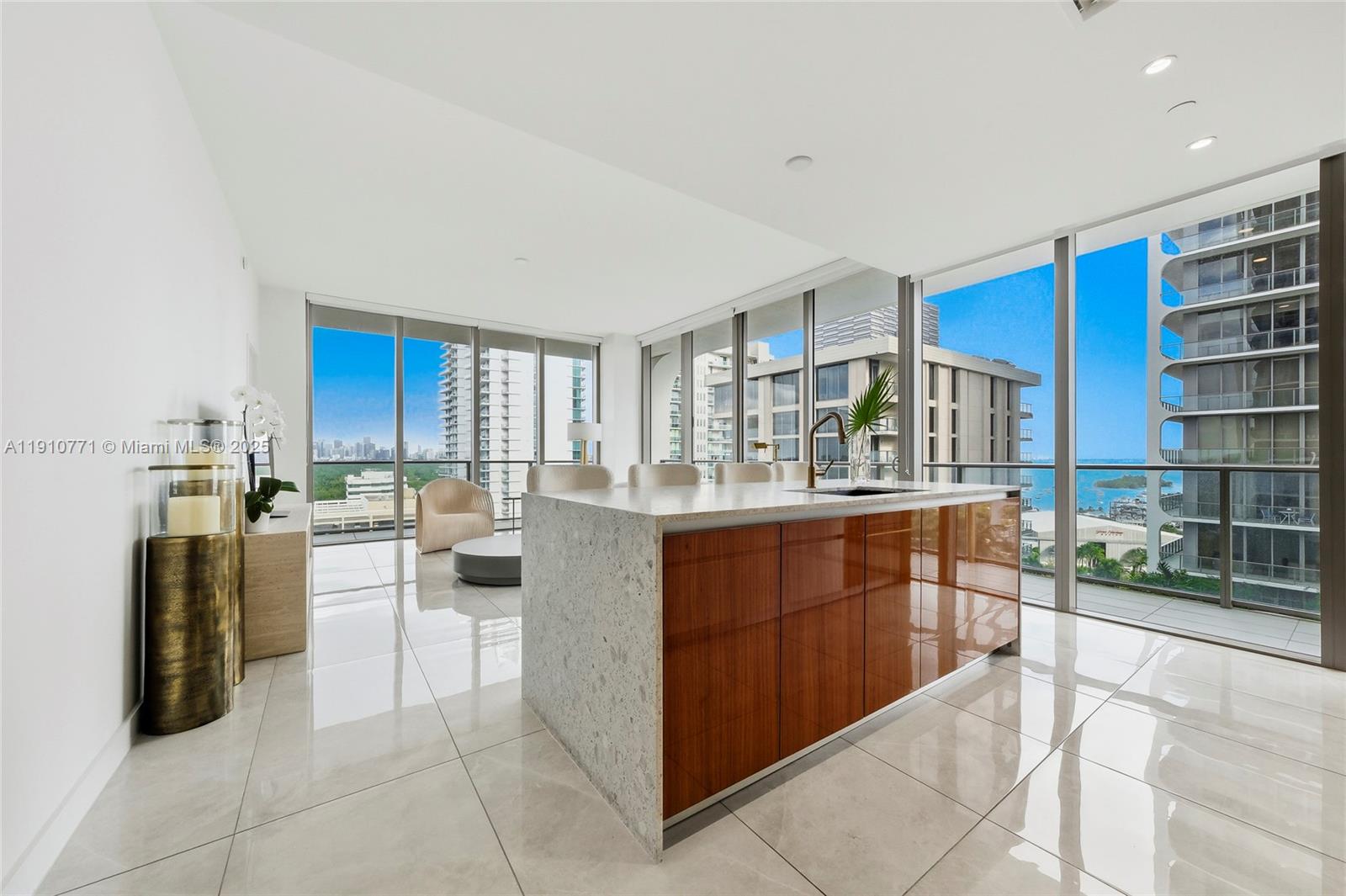 MR C RESIDENCES - Residential