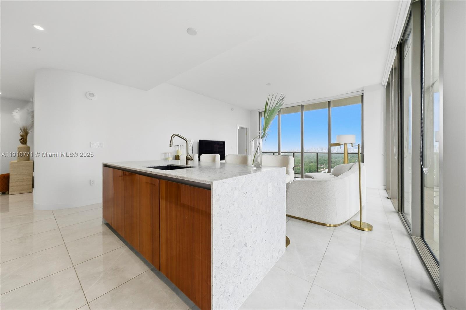 MR C RESIDENCES - Residential