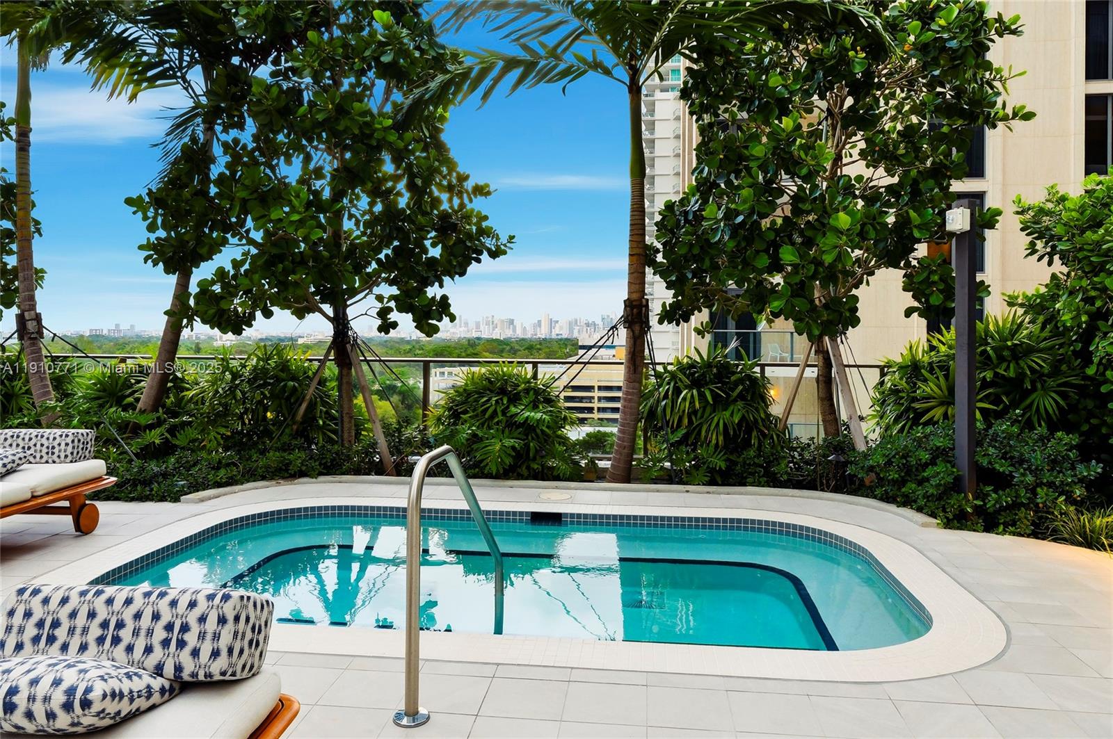 MR C RESIDENCES - Residential