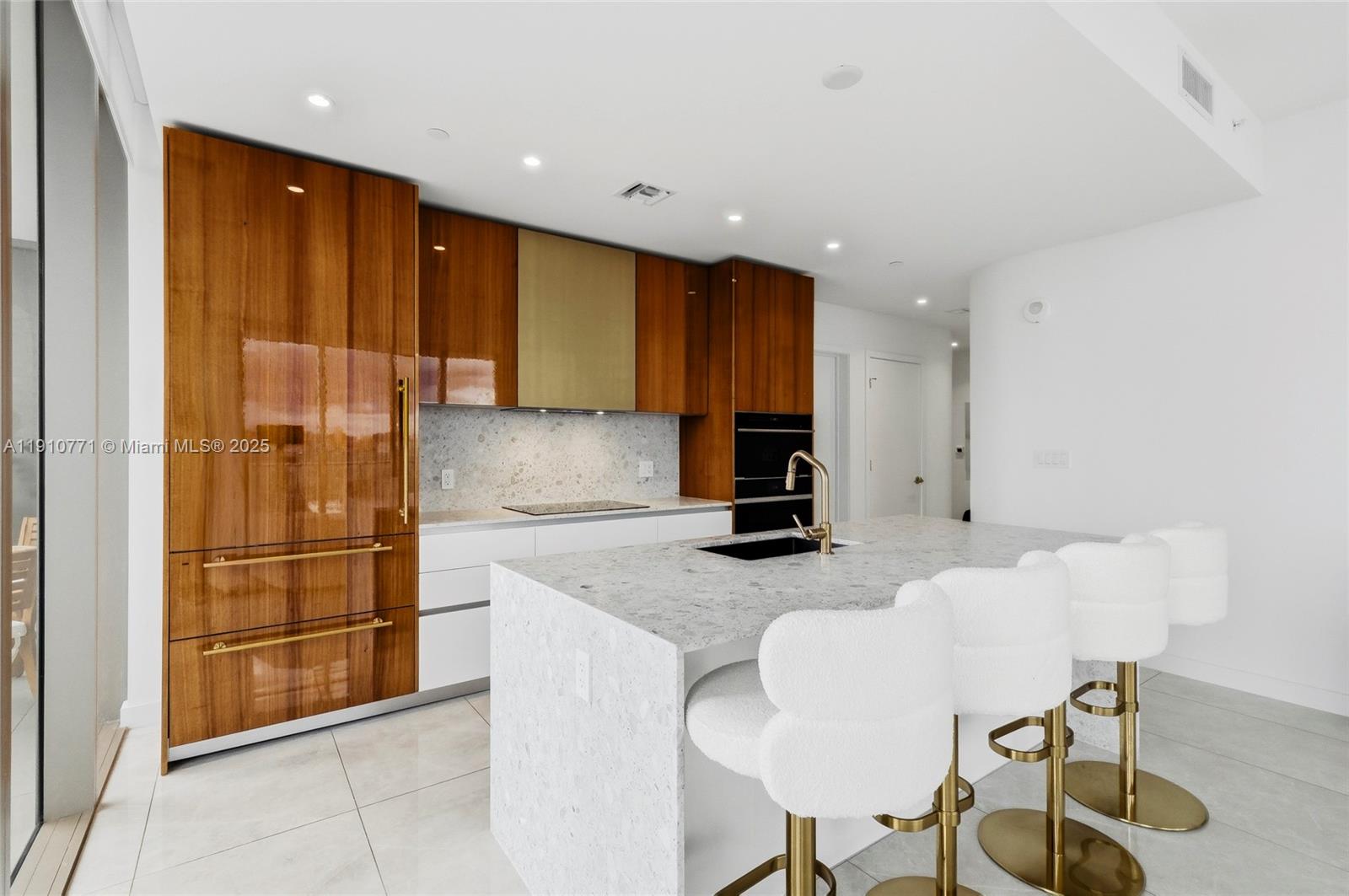 MR C RESIDENCES - Residential