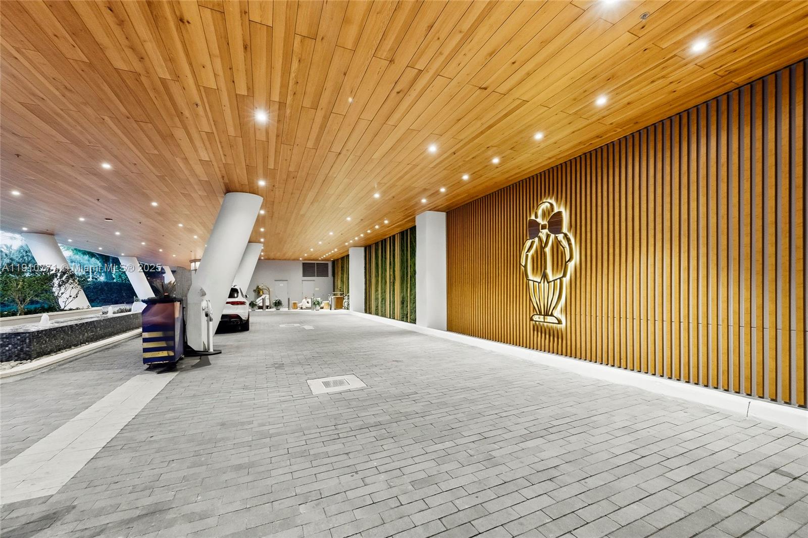 MR C RESIDENCES - Residential