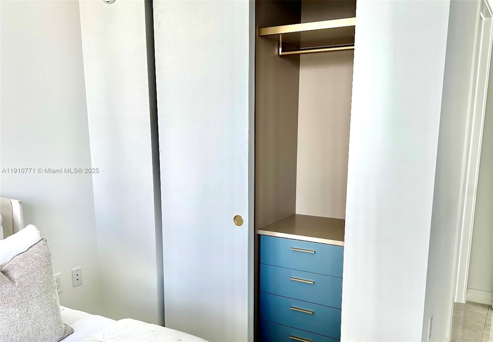 MR C RESIDENCES - Residential