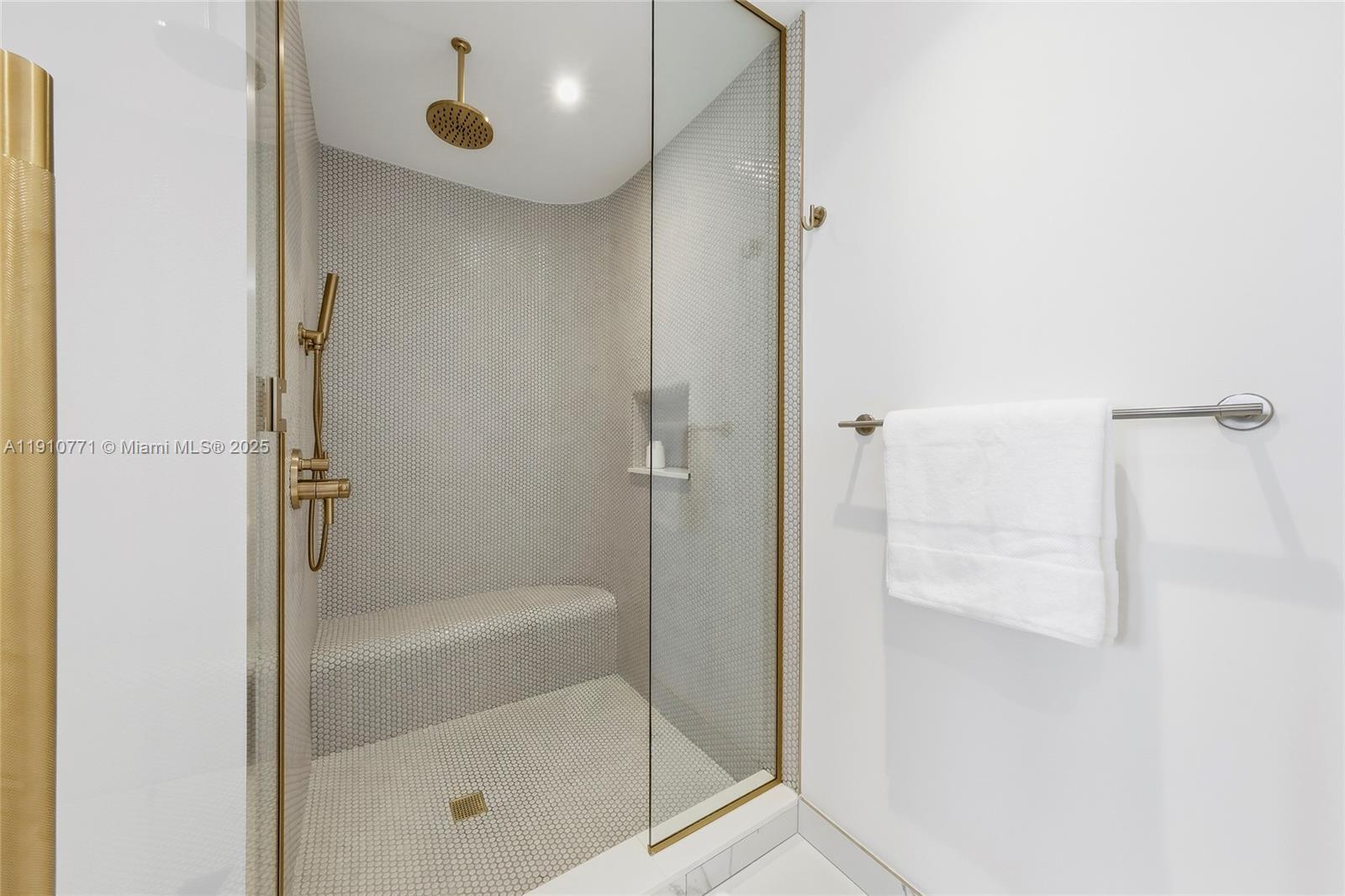 MR C RESIDENCES - Residential