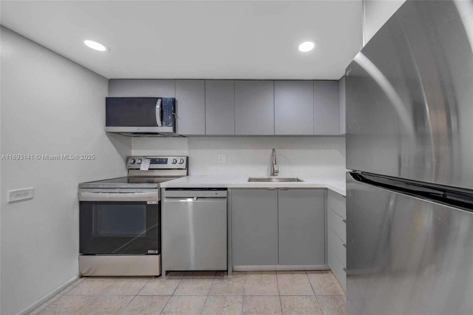 Property for Sale at 3670 Inverrary Dr 3G, Lauderhill, Miami-Dade County, Florida - Bedrooms: 1 
Bathrooms: 2  - $129,000
