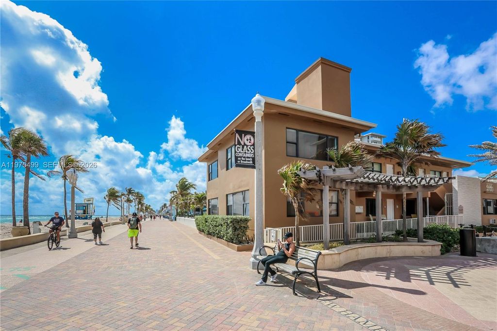 Photo of 302 New Hampshire St #3AB, Hollywood, FL 33019 (MLS # A11975499)