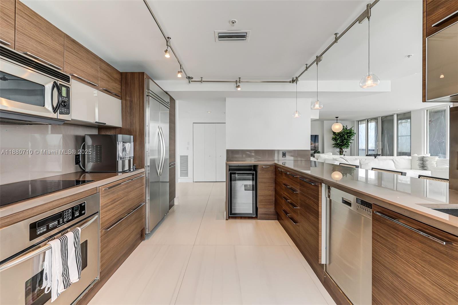 SUNSET HARBOUR NORTH COND - Residential Lease
