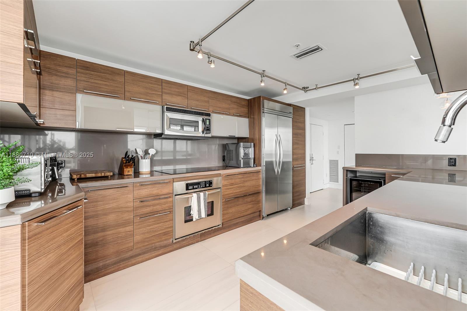SUNSET HARBOUR NORTH COND - Residential Lease