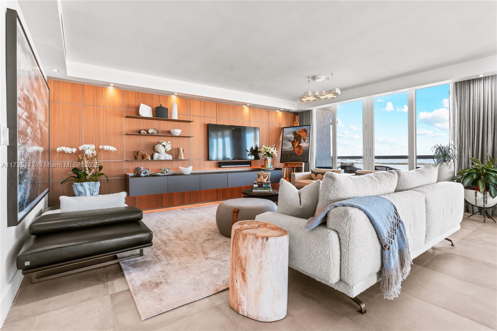 10 Venetian Way 2404