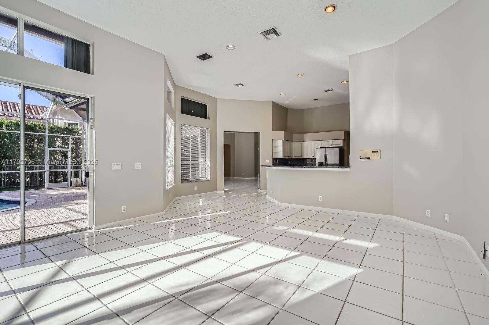 HOLLYWOOD LAKES COUNTRY C - Residential