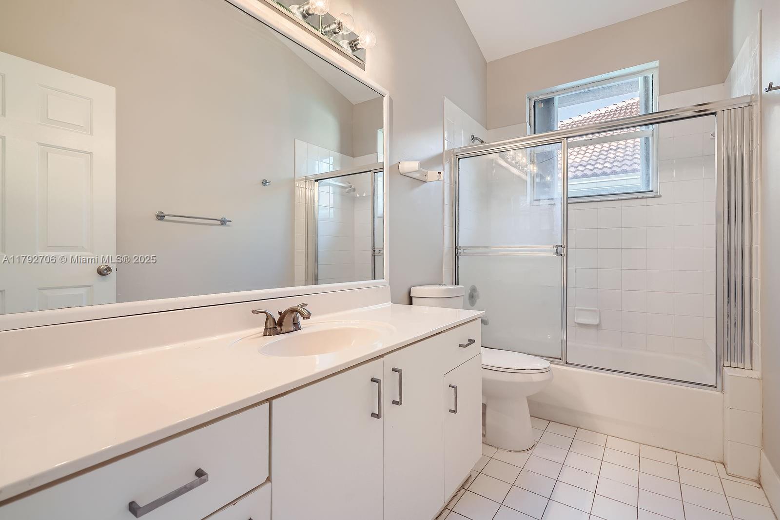 HOLLYWOOD LAKES COUNTRY C - Residential