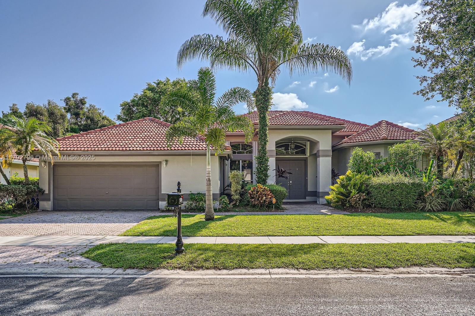 1081 Sw 156th Ave, Pembroke Pines, Miami-Dade County, Florida - 5 Bedrooms  
3 Bathrooms - 
