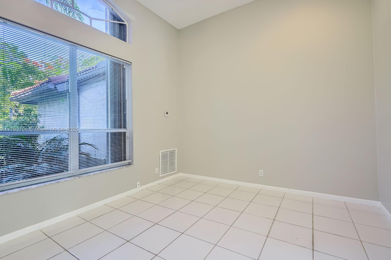HOLLYWOOD LAKES COUNTRY C - Residential