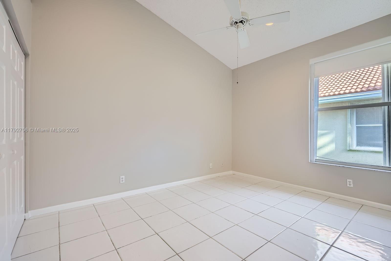 HOLLYWOOD LAKES COUNTRY C - Residential