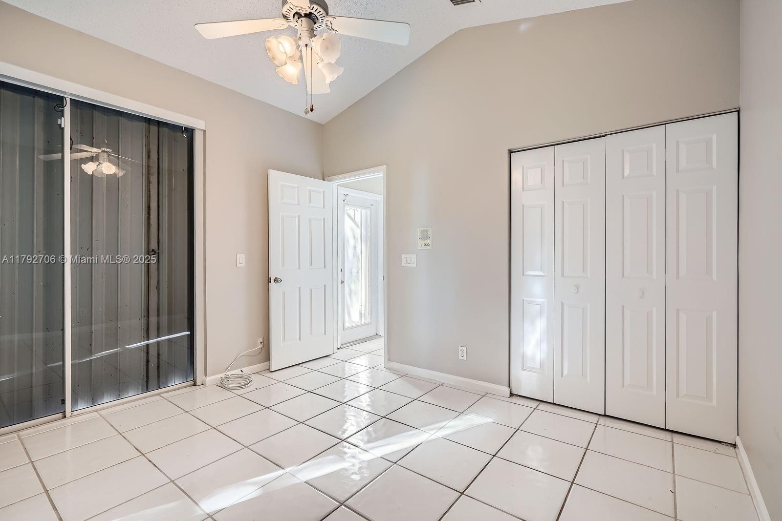HOLLYWOOD LAKES COUNTRY C - Residential