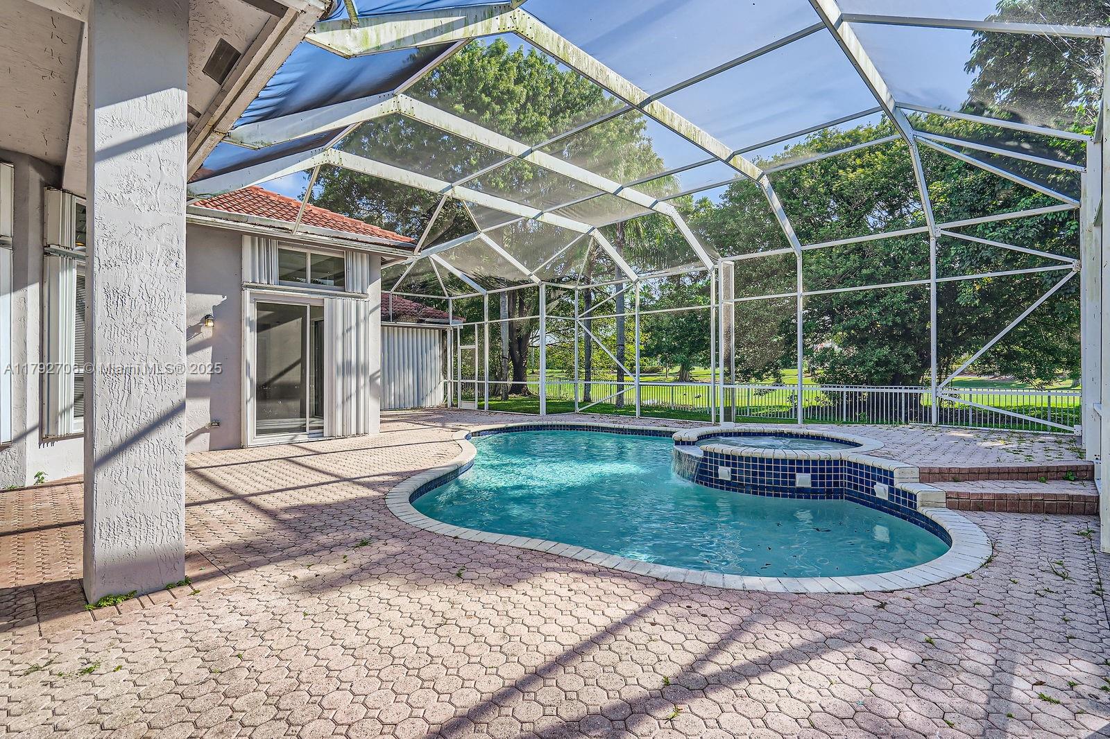 HOLLYWOOD LAKES COUNTRY C - Residential