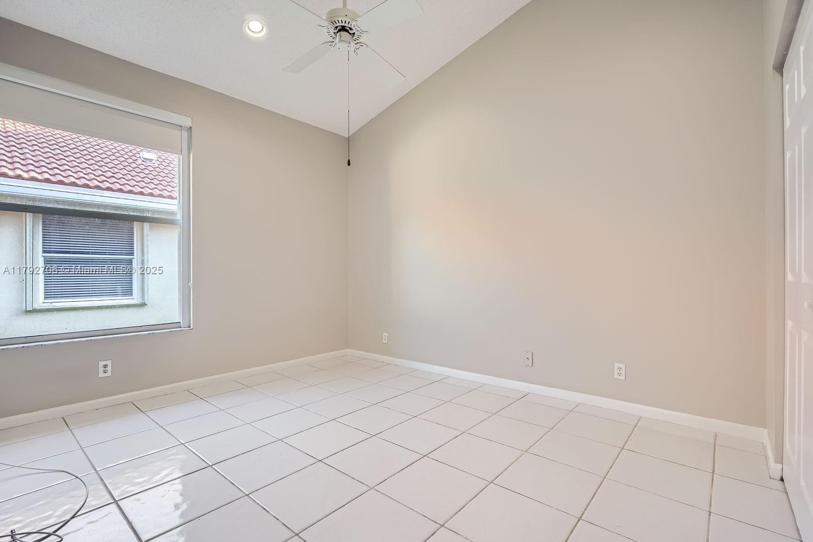 HOLLYWOOD LAKES COUNTRY C - Residential