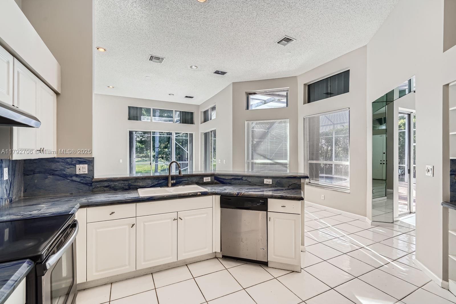 HOLLYWOOD LAKES COUNTRY C - Residential