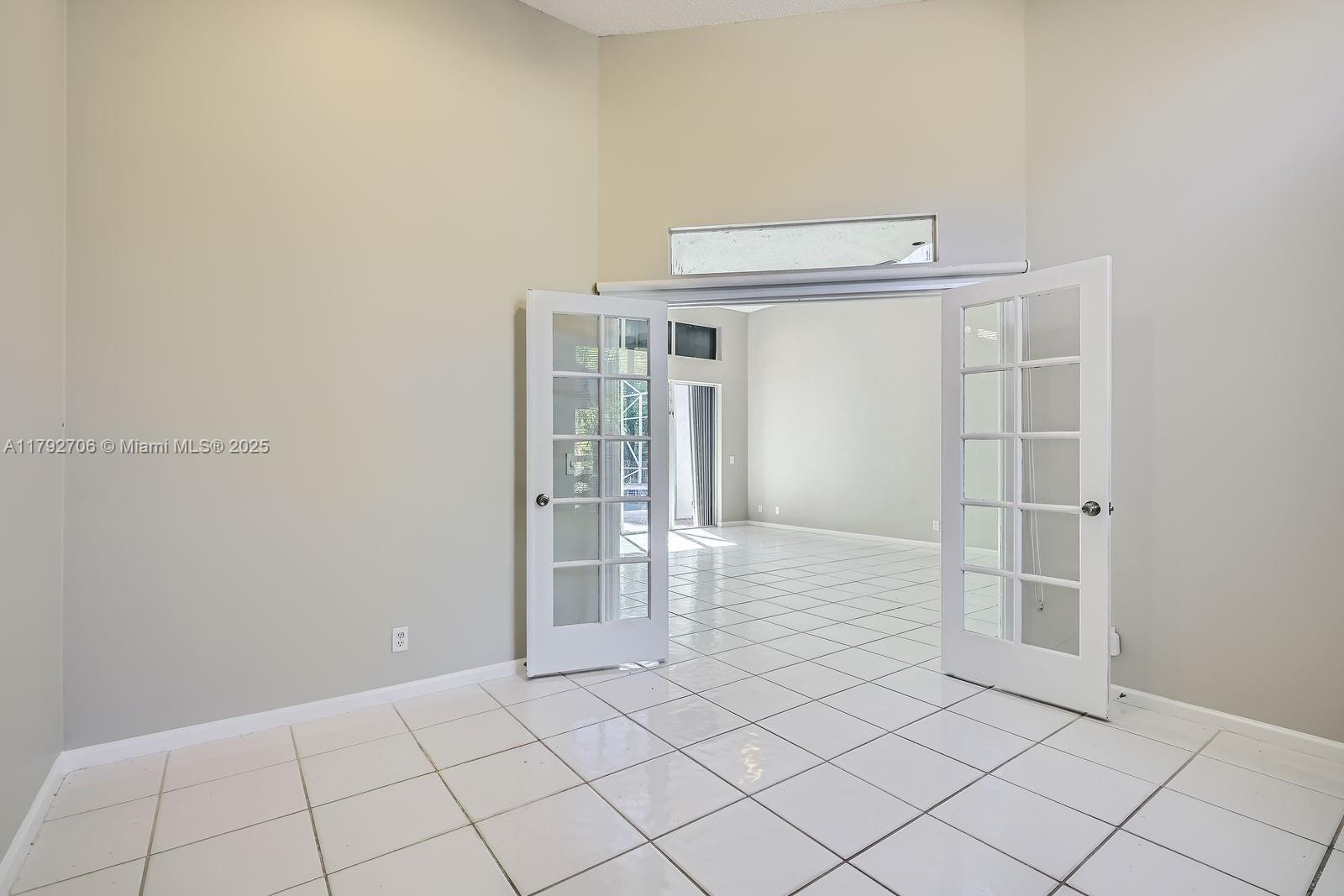 HOLLYWOOD LAKES COUNTRY C - Residential