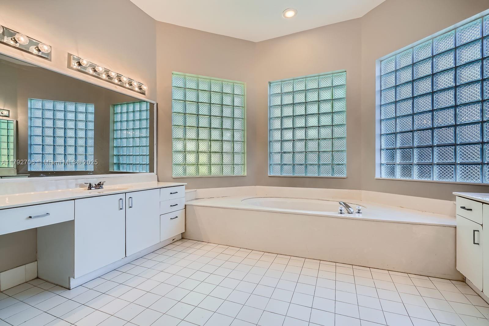 HOLLYWOOD LAKES COUNTRY C - Residential