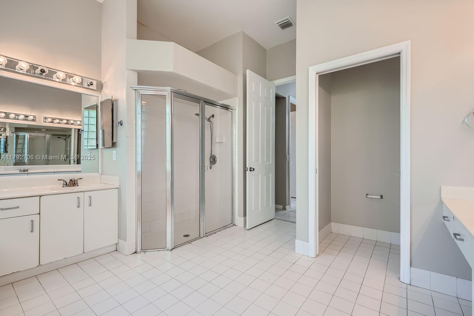 HOLLYWOOD LAKES COUNTRY C - Residential
