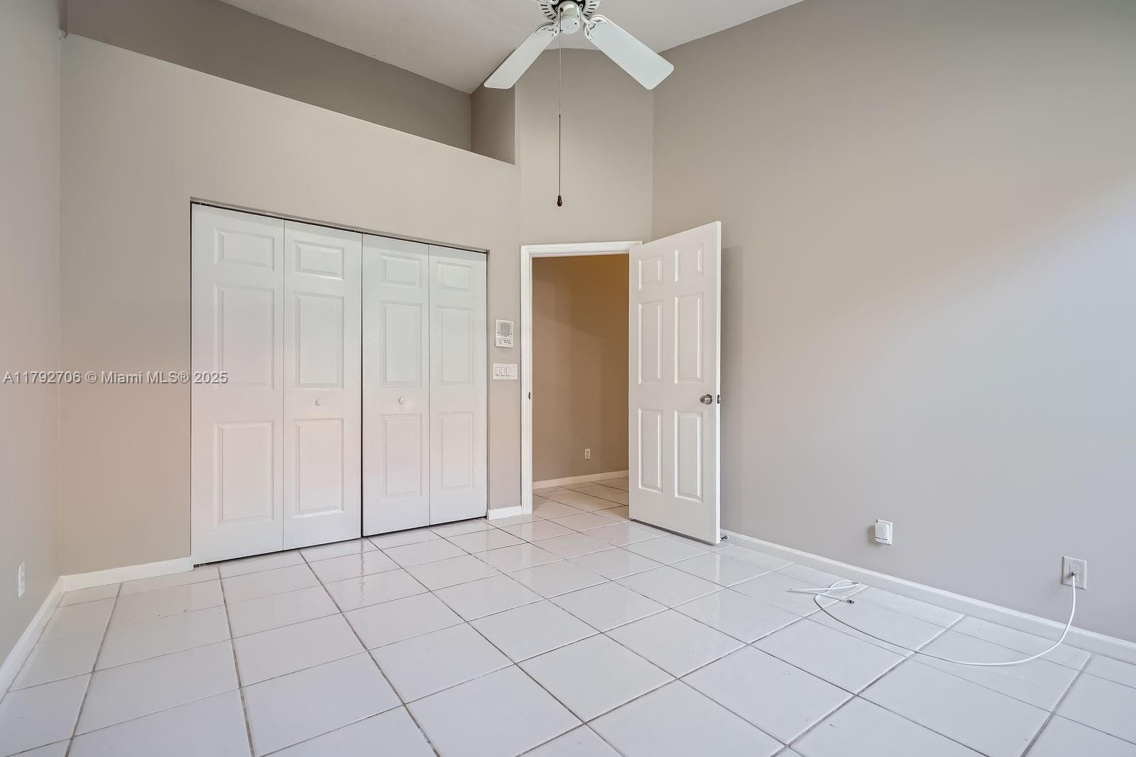 HOLLYWOOD LAKES COUNTRY C - Residential